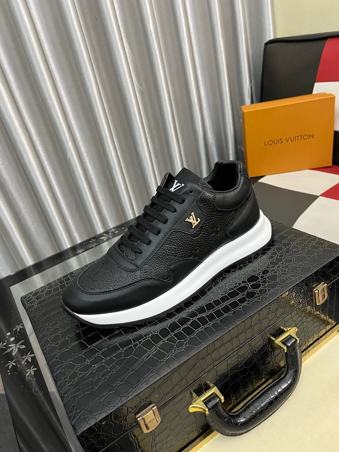 Men's shoes💰438⌚️⌚️《Louis vuitton/LV Louis Vuitton》original quality.~ Unique modern style sneakers. 🏃A must-have casual shoe for trendy men😍😍 Original brand imported from Italy, imported original leather, cowhide lining (refuses to discolor and grind feet) sole: original sole provided by the original factory, French lazy style design ⚠️Fit to the feet, original quality, super comfortable original sole. Code number: 38-443️⃣Colors available